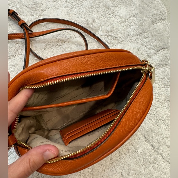 Michael Kors Messenger Ginny Leather Crossbody Bag with Dust Bag - Picture 9 of 16